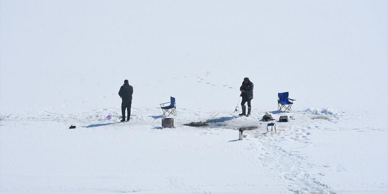 Gümüşhane'de Buz Tutan Baraj Gölü Balık Tutkunlarını Buluşturdu