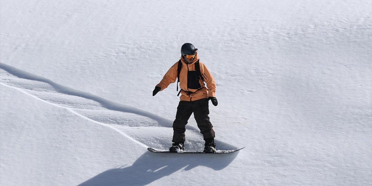 Kümbet Yaylası'nın Karlı Yamaçlarında Snowboard Etkinliği Yapıldı