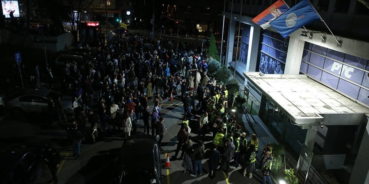 Sırbistan'da Tren İstasyonundaki Kazaya Tepki Gösteren Öğrenciler, Devlet Televizyonu Önünde Gösteri Yapıyor