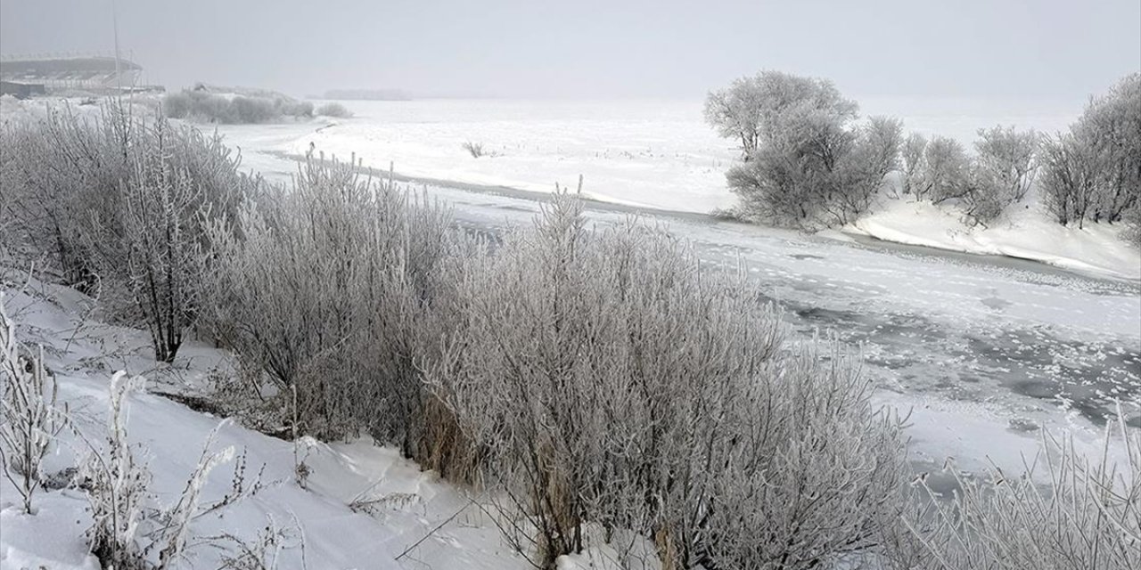 Ardahan'da Sis ve Kırağı Oluştu, Nehir Yüzeyi Buz Tuttu