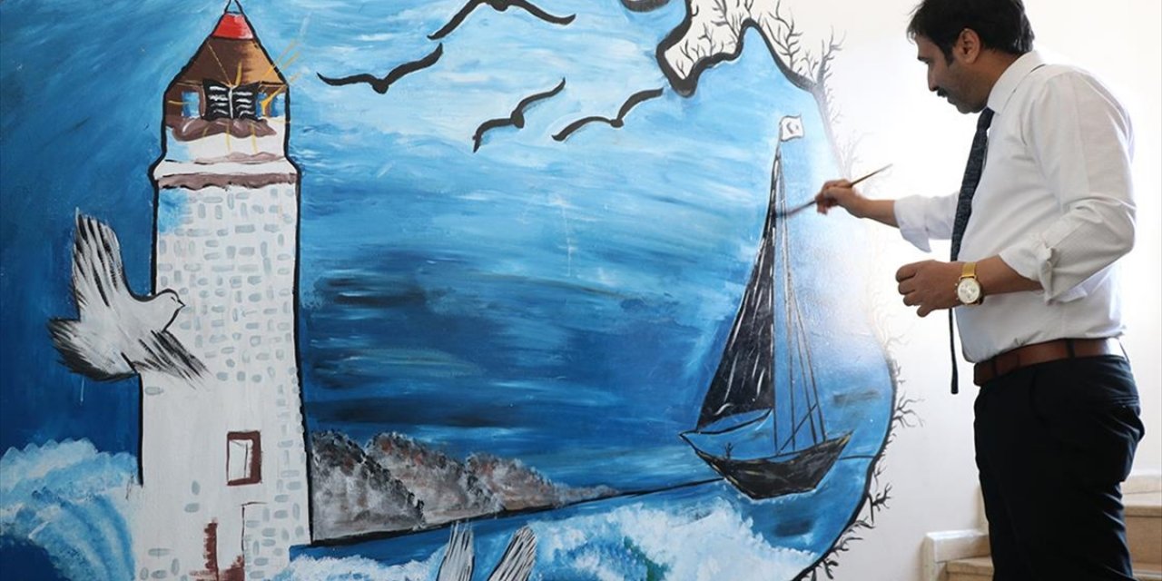 Müdürlüğünü Yaptığı Okulu Adeta Sanat Galerisine Çevirdi