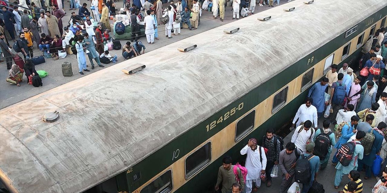 Pakistan'ın Belucistan Eyaletinde Yaklaşık 500 Kişinin Bulunduğu Trene Silahla Saldırı Düzenlendi