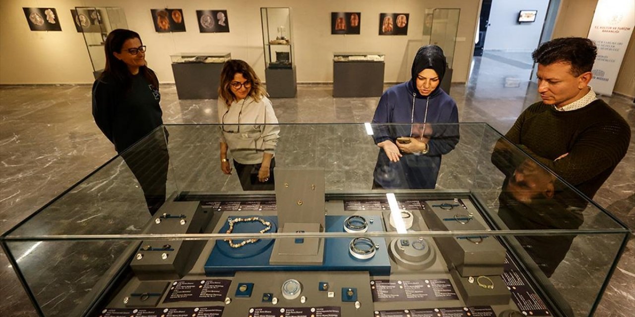 Mersin'de Müzede Korunan Tarihi Takı ve Aksesuarlar Sergide Ziyaretçilerle Buluştu