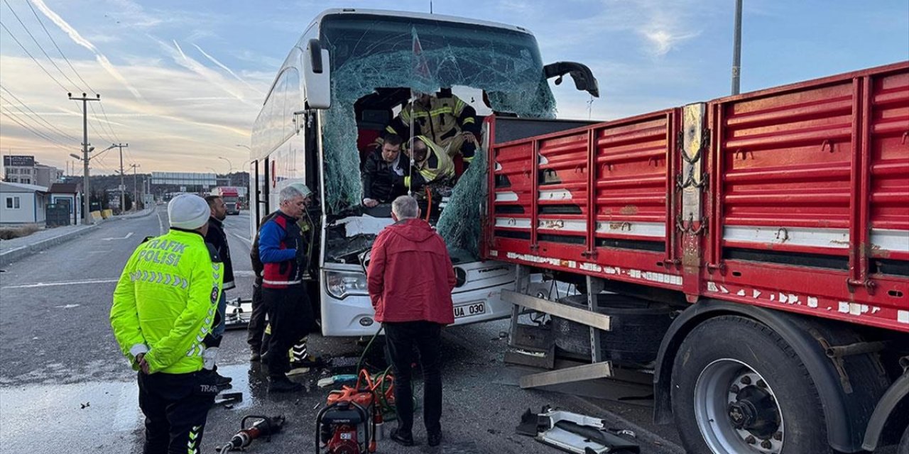 Kütahya'da Yolcu Otobüsünün Tıra Çarptığı Kazada 14 Kişi Yaralandı