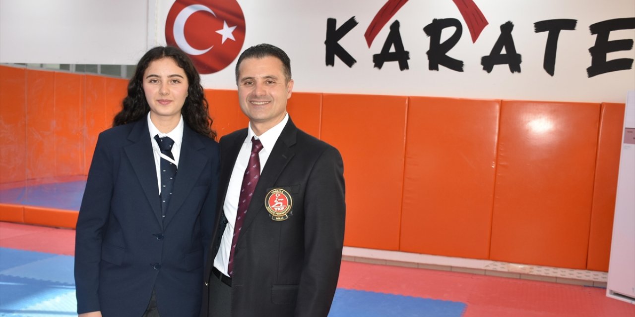 Siyah Kuşak Sahibi Doktor Baba İle Tıp Öğrencisi Kızı, Karate Hakemliği Yapıyor