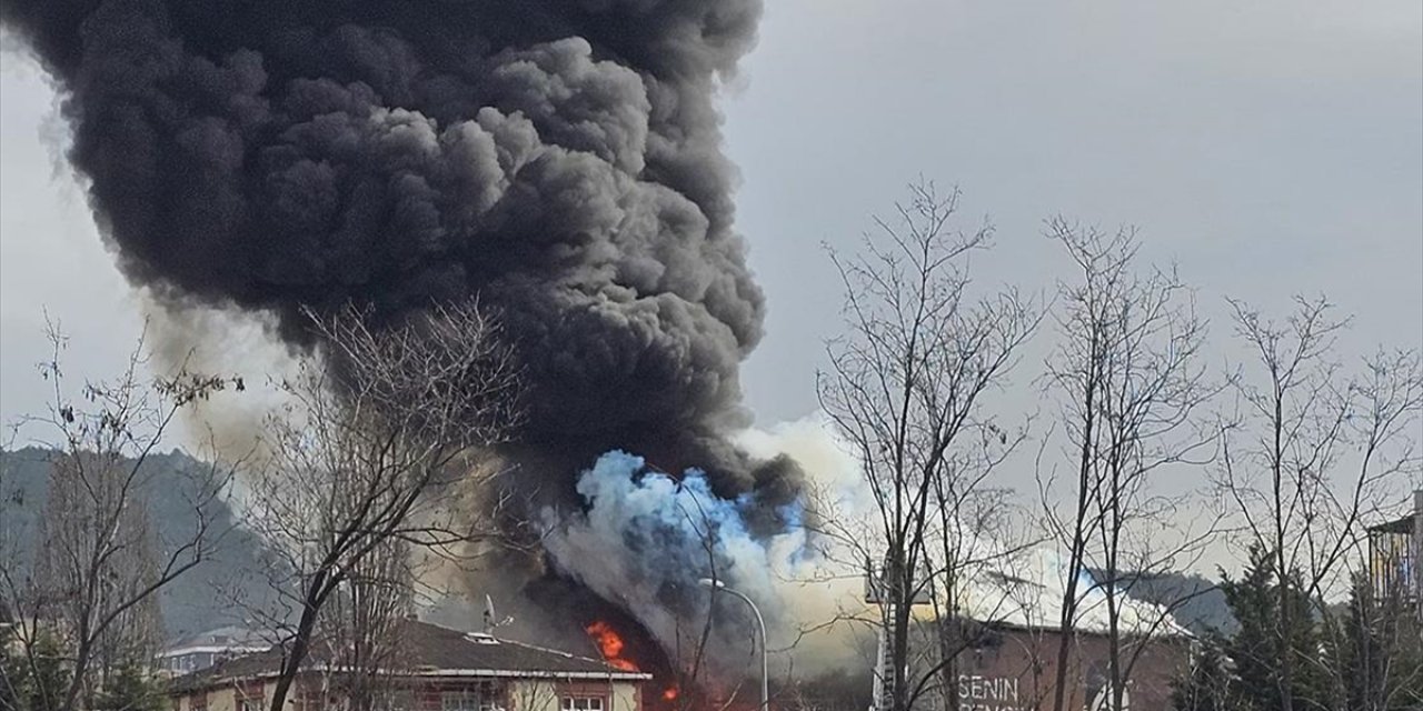 Sultanbeyli'de İş Yerinde Çıkan Yangına Müdahale Ediliyor