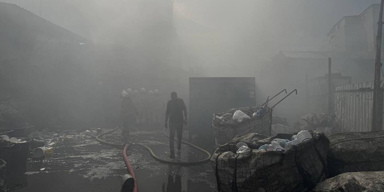Ümraniye'de Organize Sanayi Bölgesindeki Hurdalık Alanda Çıkan Yangın Söndürüldü
