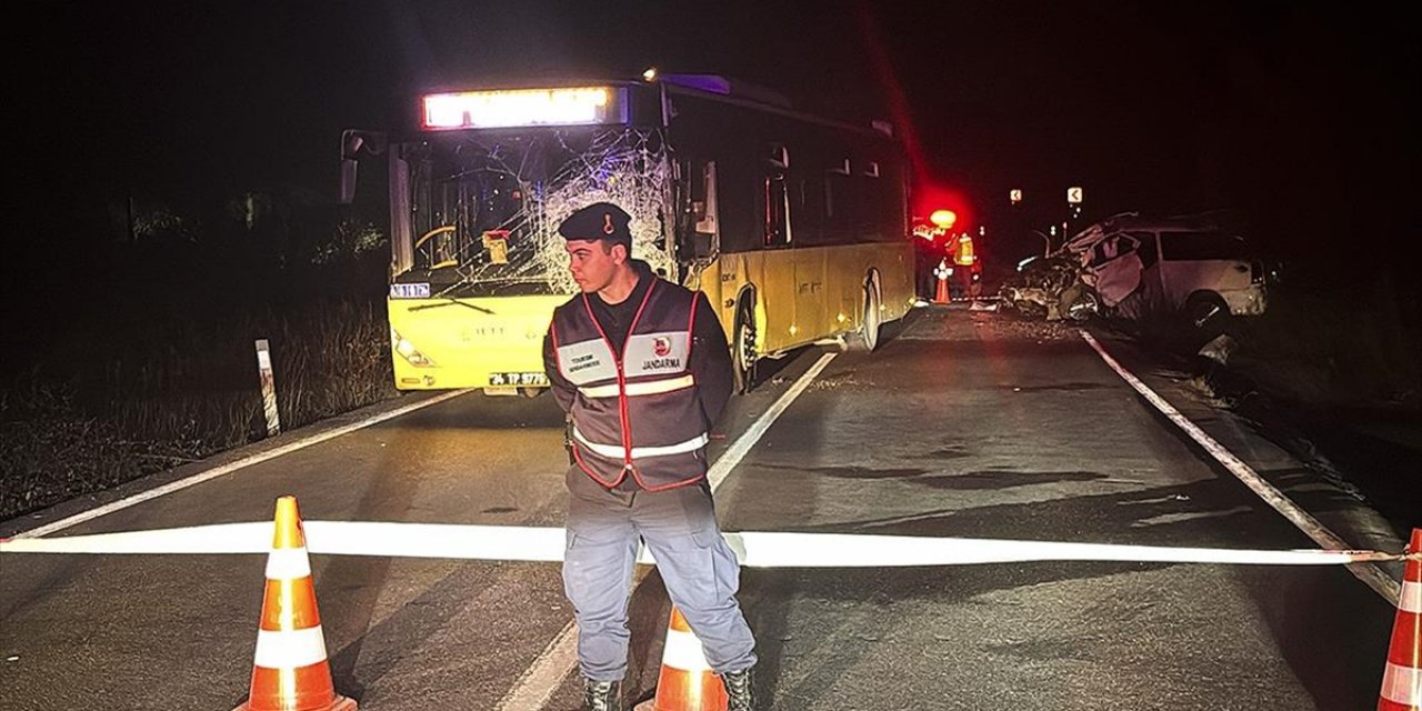 İstanbul'da İETT Otobüsüyle Çarpışan Aracın Sürücüsü Hayatını Kaybetti