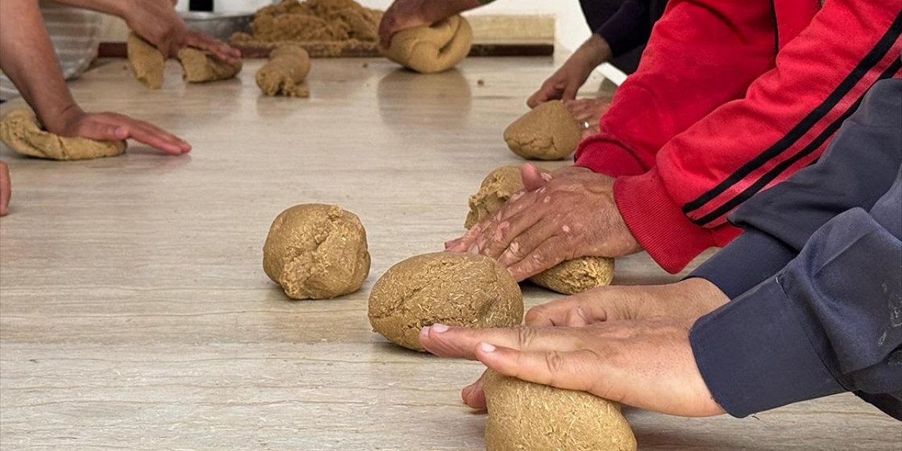 Libya'nın Geleneksel Yemeği "Bezin" İftarda İhtiyaç Sahiplerinin Sofralarına Ulaştırılıyor