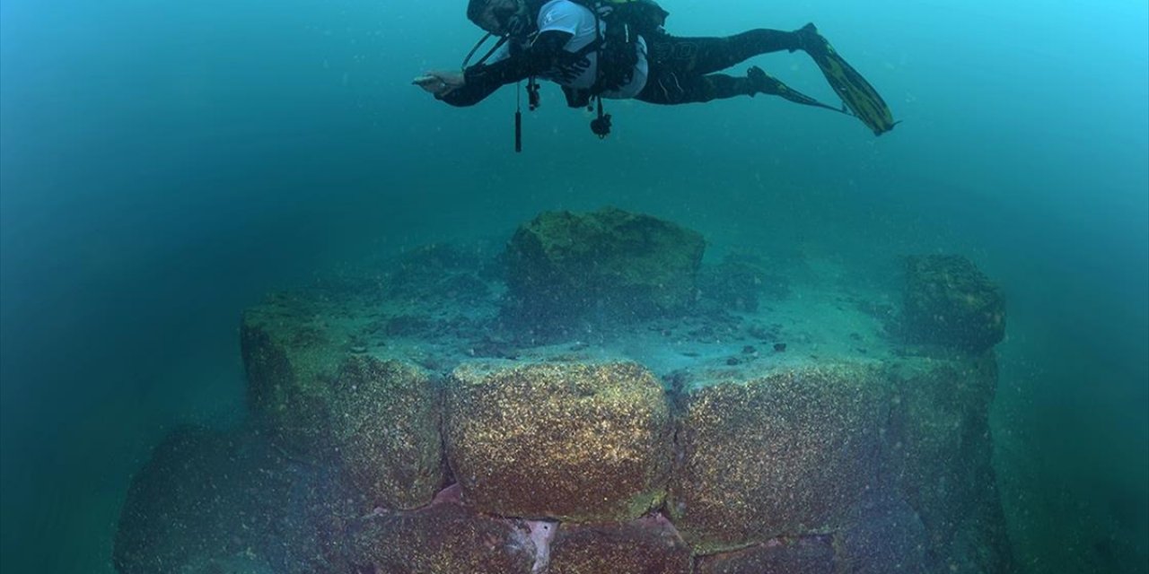 Van Gölü'nün Derinliklerinde Burç ve Duvar Kalıntıları Tespit Edildi
