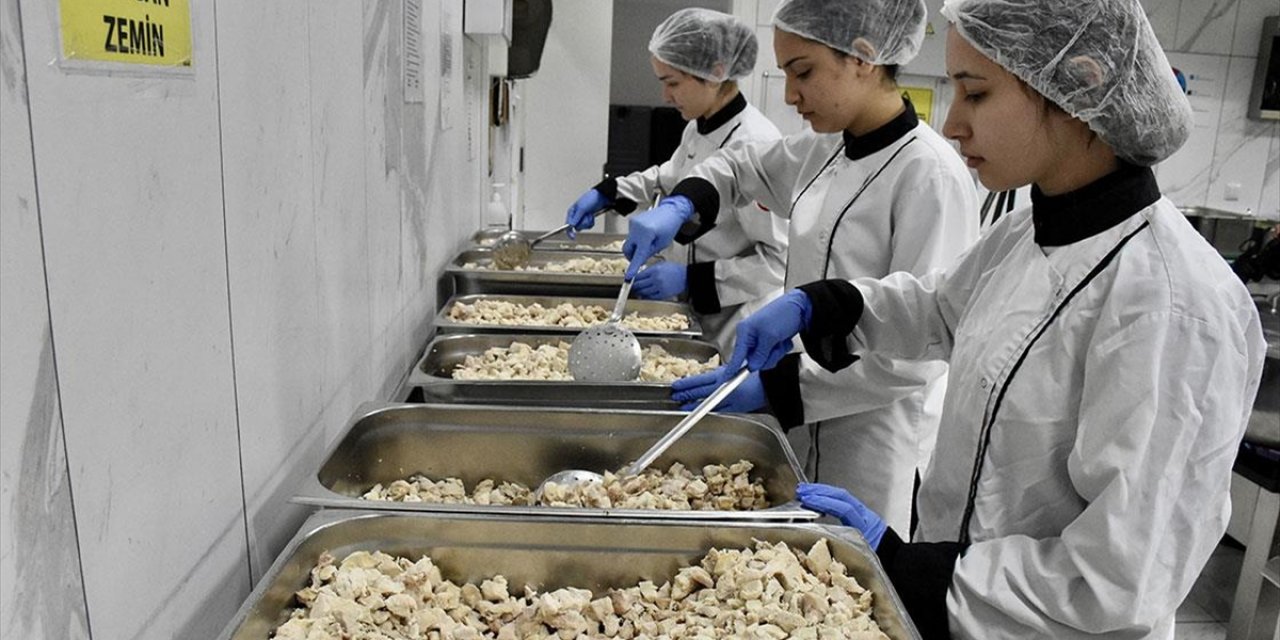 Geleceğin Aşçıları, Okullarının Mutfağında Hem Pratik Yapıyor Hem de Kazanç Sağlıyorlar