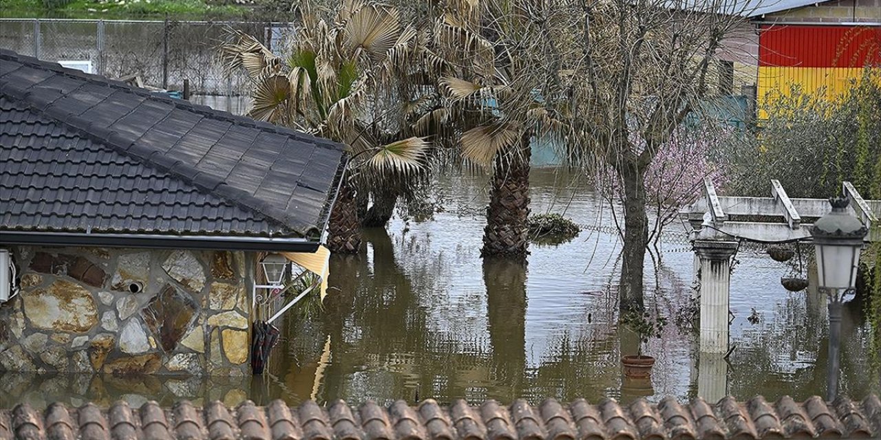 İspanya'da Şiddetli Yağışlar Nehirlerin Taşmasına ve Su Baskınlarına Neden Oldu