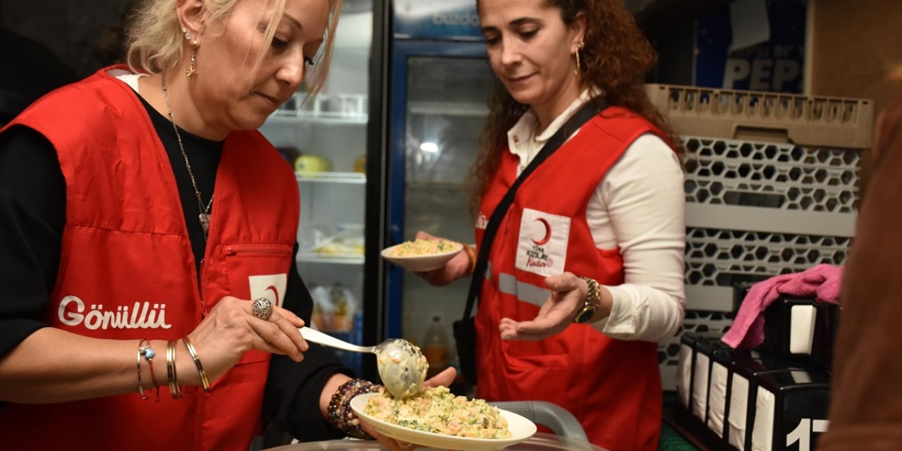 Türk Kızılaydan Öğrencilere "Anne Eli İftarı"