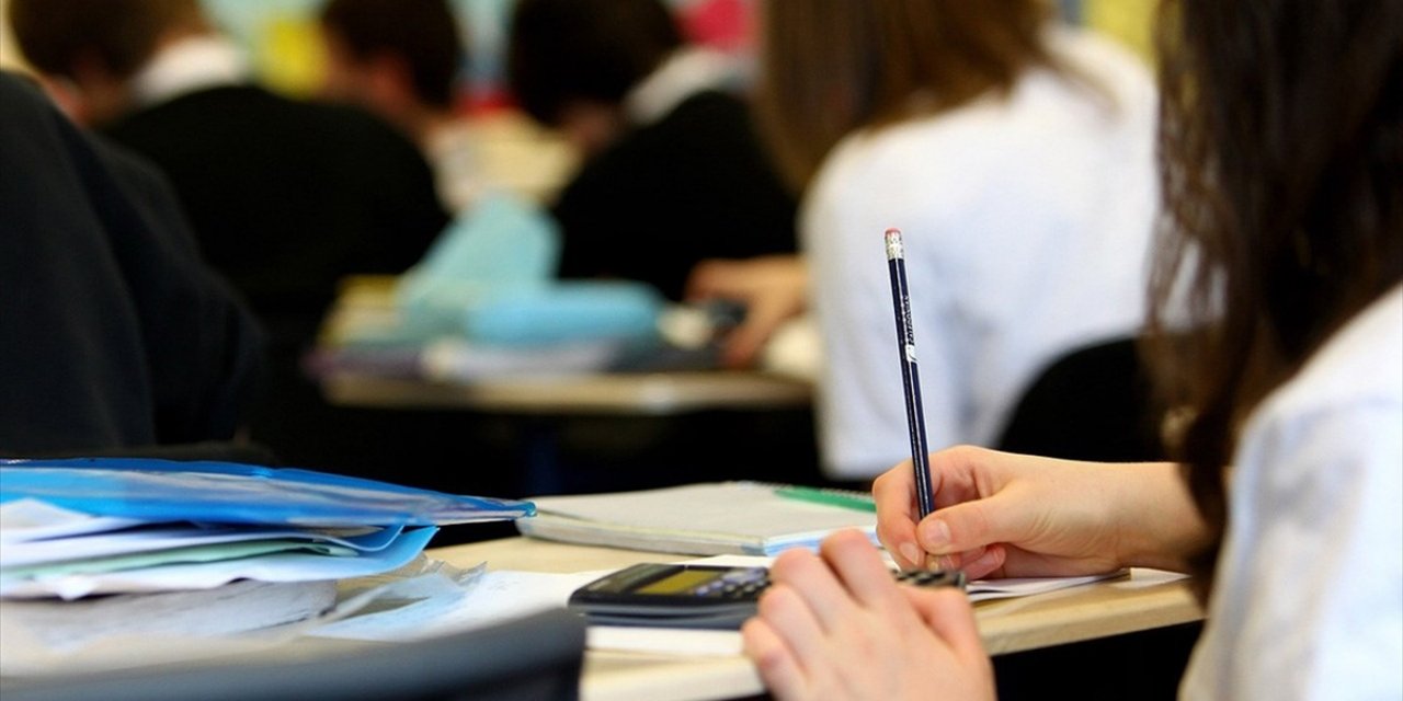 ABD'deki Ankete Göre, Ergenlik Çağındakiler İçin En Büyük Baskı Kaynağı "Akademik" Konular