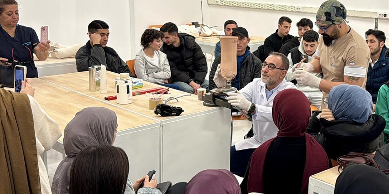 Öğrencilere Ampute Hastalar Üzerinde Uygulamalı Protez Eğitimi Veriliyor