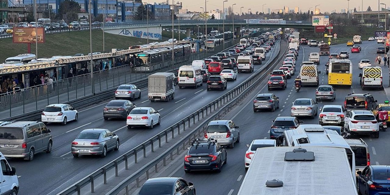İstanbul'da Akşam Saatlerinde Trafik Yoğunluğu Yüzde 83'e Çıktı