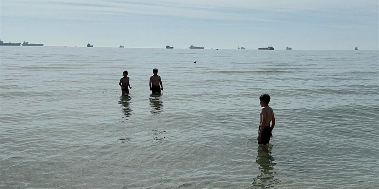 Sıcak Havayı Değerlendiren Bazı İstanbullular Denize Girdi