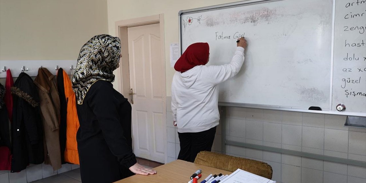 Nevşehir'de Çocuğuna Derslerinde Yardımcı Olamayan Anne 46'sında Okuma Yazma Öğrendi