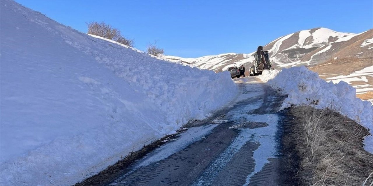 Ardahan'da Çığ Nedeniyle Kapanan 2 Köy Yolu Ulaşıma Açıldı