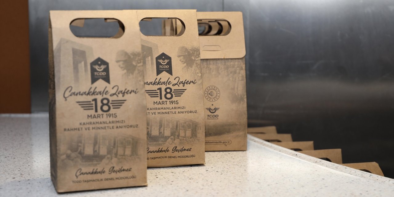 Çanakkale Deniz Zaferi'nin 110. Yıl Dönümünde Trenlerde Hoşaf ve Ekmek Dağıtıldı
