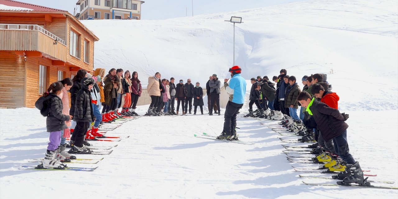 Hakkarili Çocuklar Kayak Sporuyla Sağlıklı Geleceğe Adım Atıyor