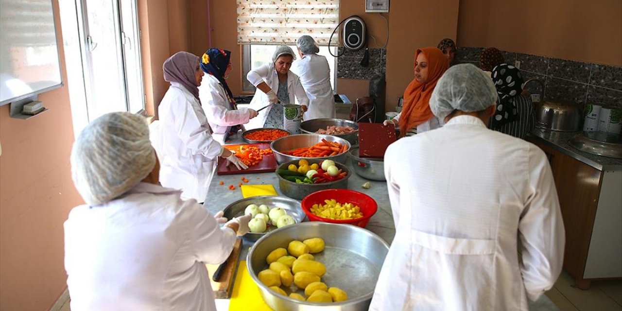 Diyarbakır'da Kadınlar Ramazanda İhtiyaç Sahipleri İçin Sıcak Aş Mesaisinde