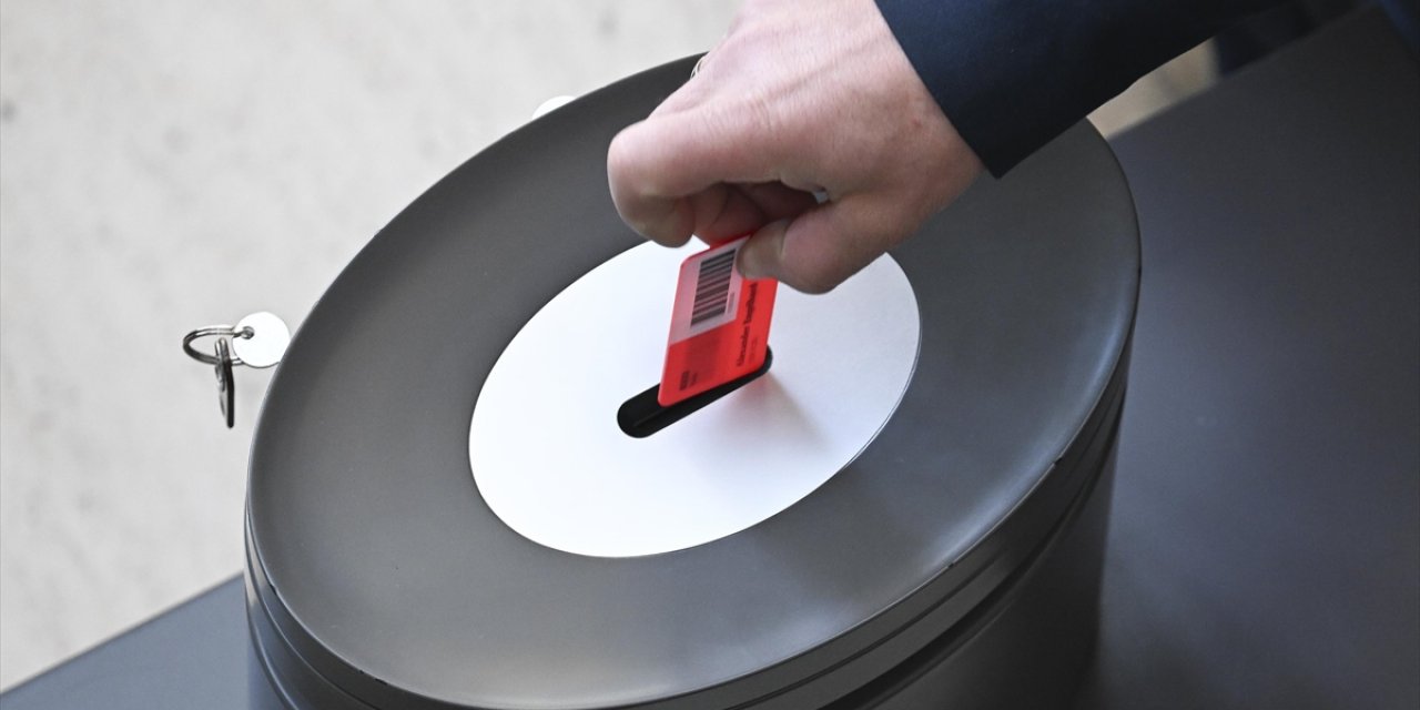 Almanya'da Meclis Milyarlarca Avroluk Kredi Paketini Onayladı