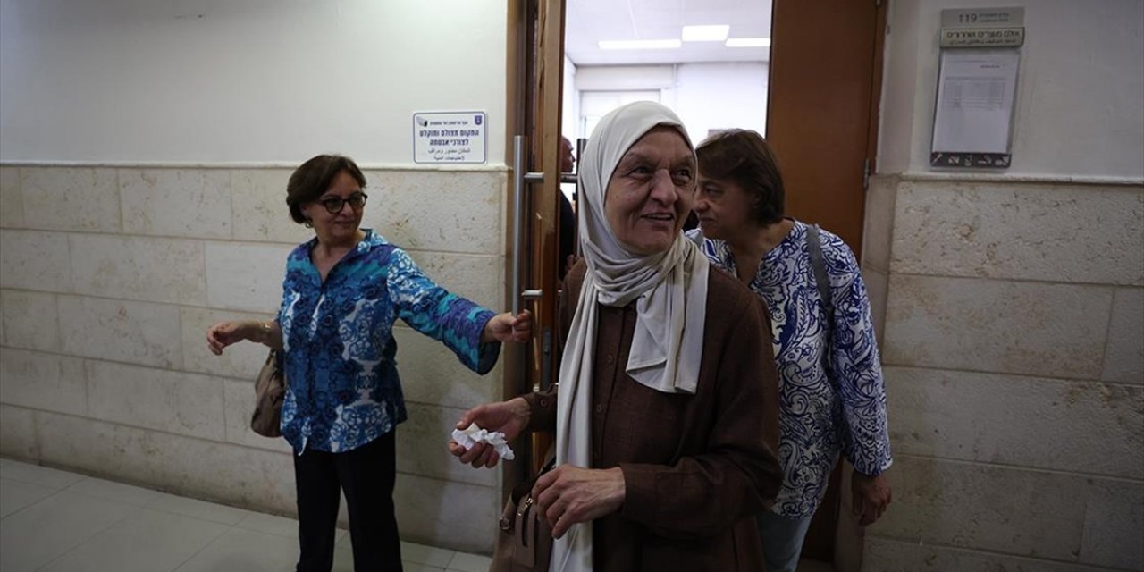 İsrail'in Gözaltına Aldığı Filistinli Kadın Gazeteci Şartlı Tahliyeyle Serbest Bırakıldı