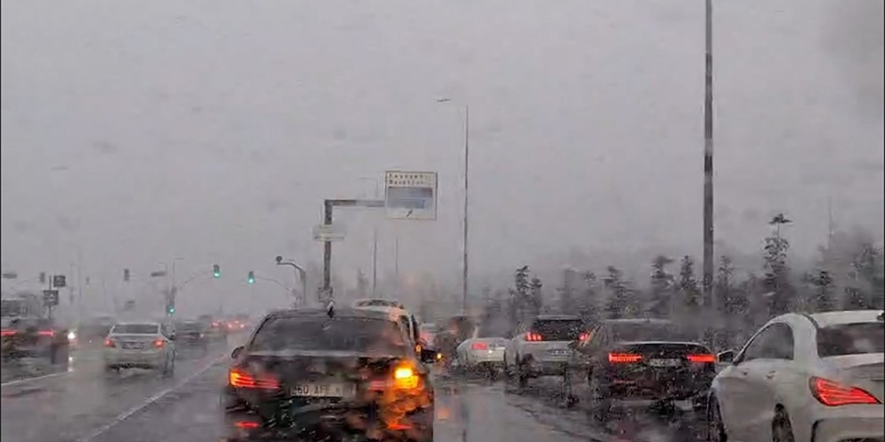 İstanbul'un Yüksek Kesimlerine Kar Yağdı