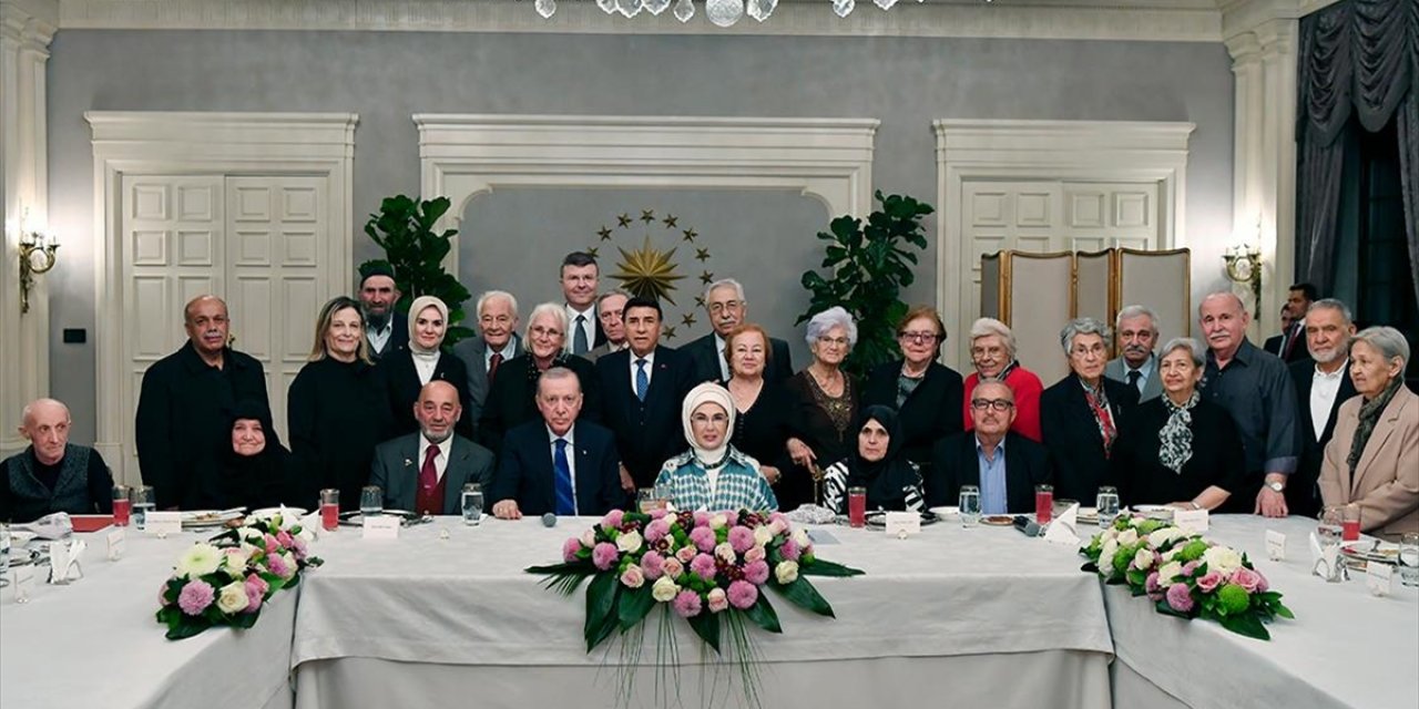 Cumhurbaşkanı Erdoğan'dan Eşi Emine Erdoğan'ın Yaşlılarla İftarına Sürpriz Ziyaret