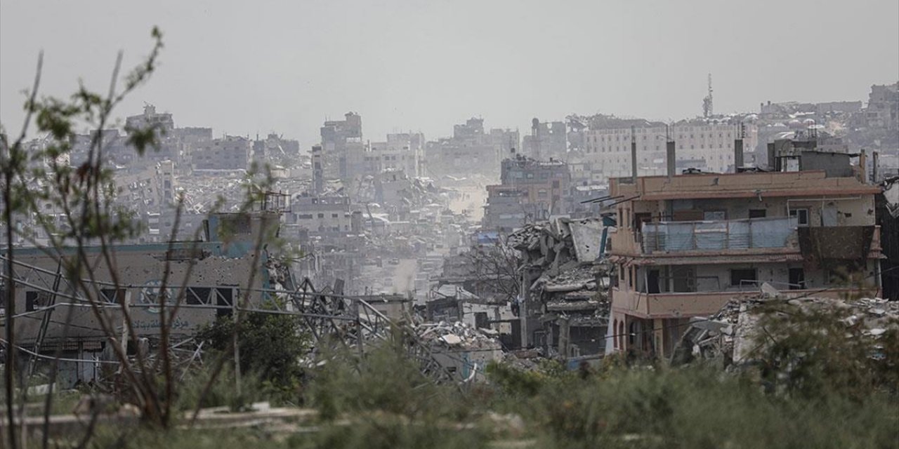 İsrail Ordusu Batı Şeria'daki Baskınlarında 2 Filistinliyi Yaraladı ve Bazı Evleri Ateşe Verdi