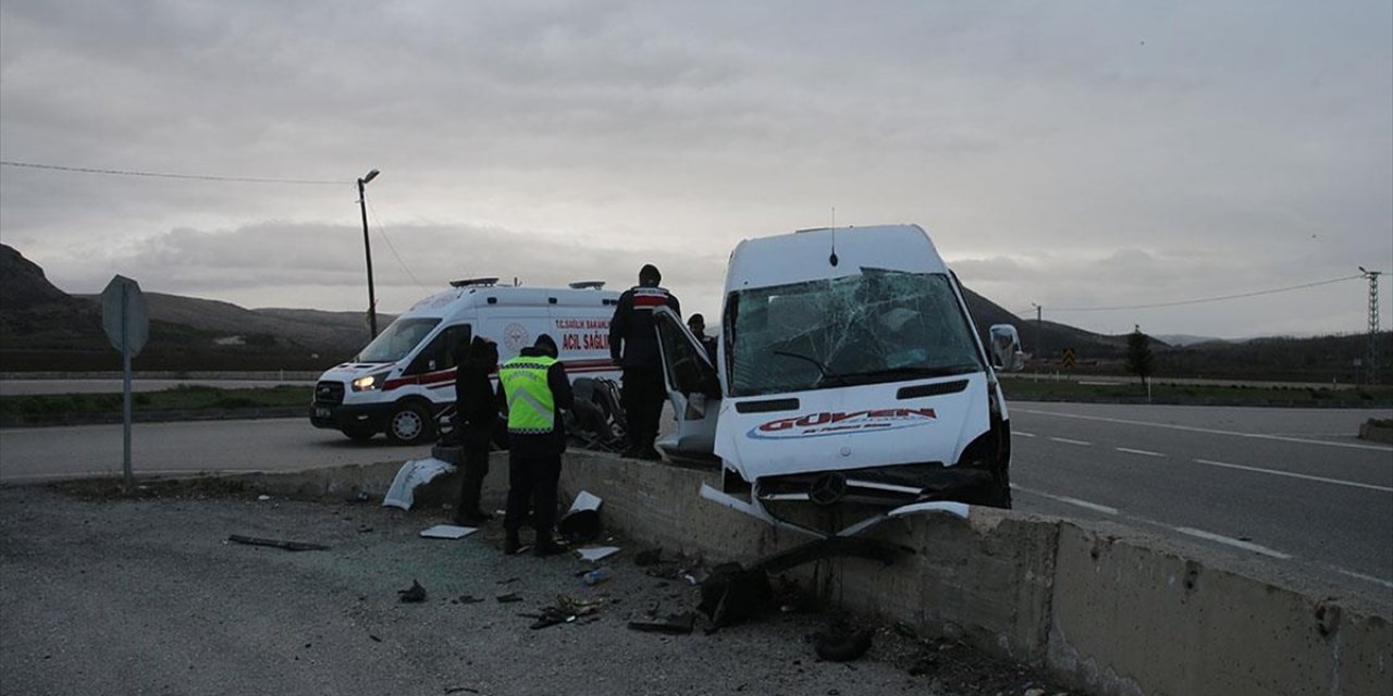 Tokat'ta İstinat Duvarına Çarpan İşçi Servisindeki 21 Kişi Yaralandı