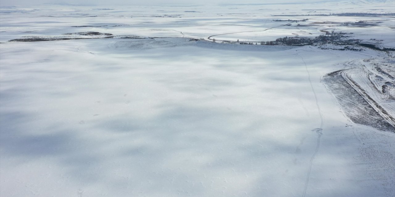 Kars'ta Yüzeyi Buz Kaplı Bayburt Barajı Kar Yağışıyla Beyaza Büründü