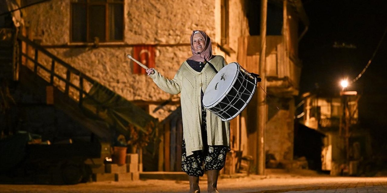 Mahallenin "Ayşe Ablası" 18 Yıldır Davuluyla Sokaklarda