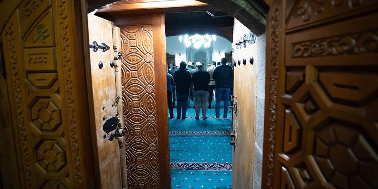 Erzurum'daki Ayazpaşa Camii'nde Asırlardır Hatimle Teravih Namazı Kılınıyor