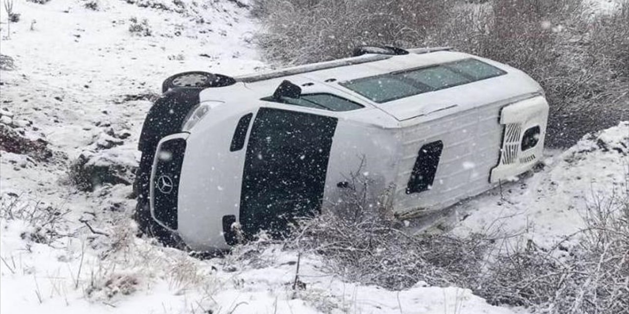 Bingöl'de Minibüsün Şarampole Devrilmesi Sonucu 9 Kişi Yaralandı