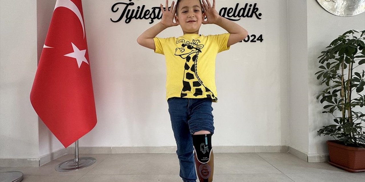 Küçük Taraftarın Depremde Kaybettiği Bacağı İçin Galatasaray Armalı Protez Yapıldı