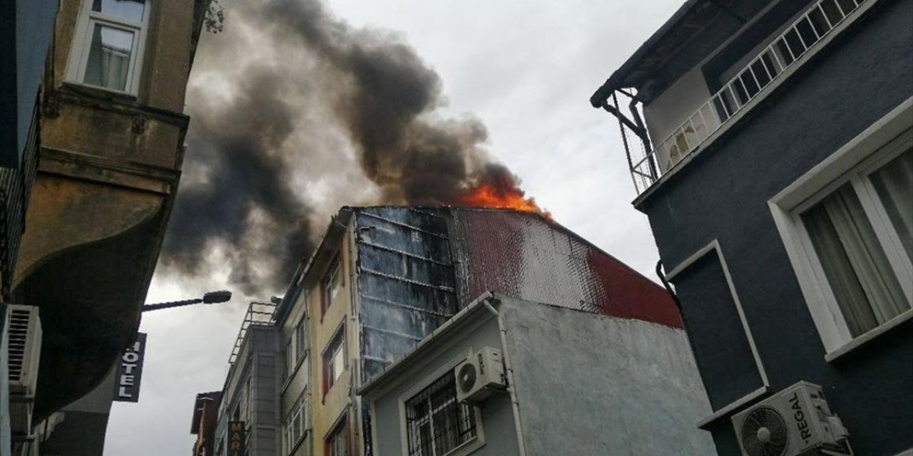 Beyoğlu'nda Çöpleri Yakan Kişi 4 Katlı Binada Yangına Neden Oldu