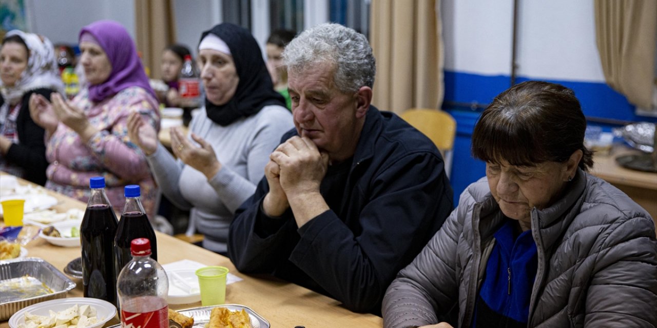 Bosna Hersek'te Papaz Juric, Boşnak Komşularıyla Geleneksel Köy İftarında Buluştu