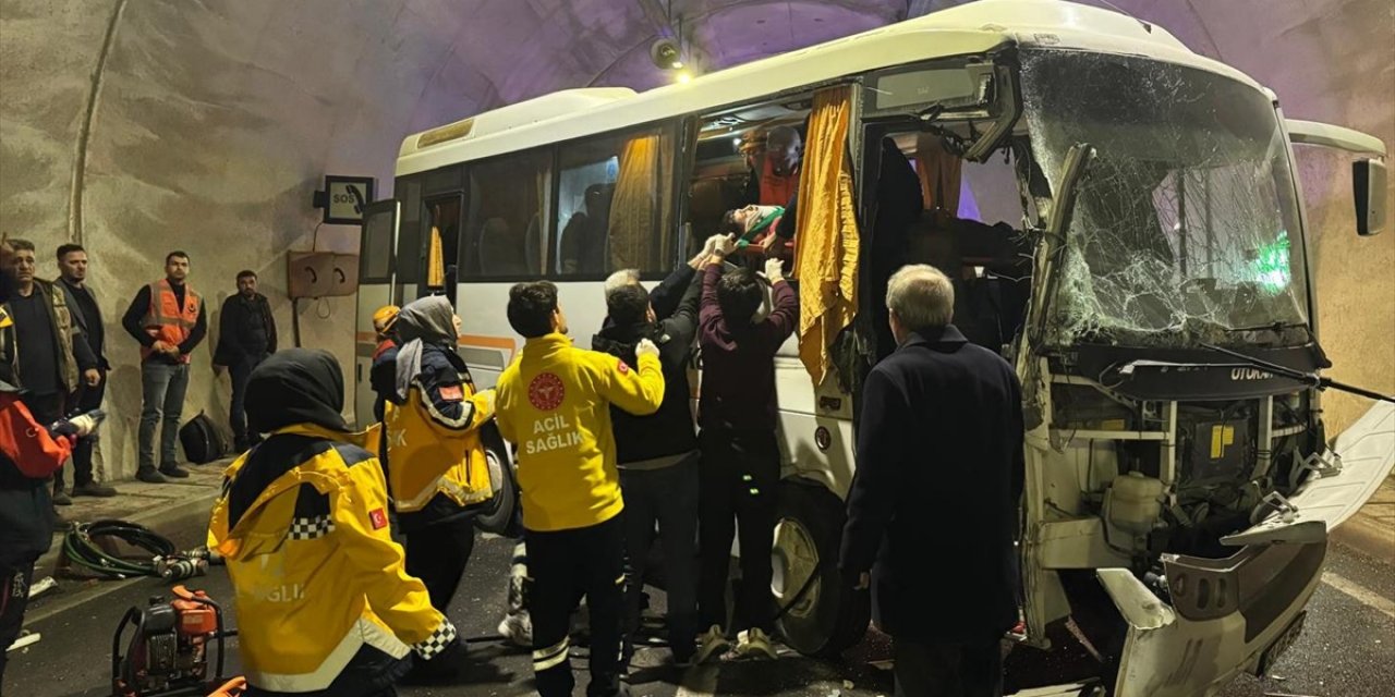 Sivas'ta Midibüs İle Tırın Çarpıştığı Kazada 14 Kişi Yaralandı