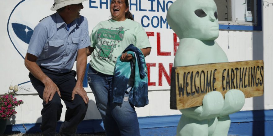 51. Bölge Baskını Geldi Çattı: UFO Hayranları Çölde Naruto Koşusu Akımı Başlattı