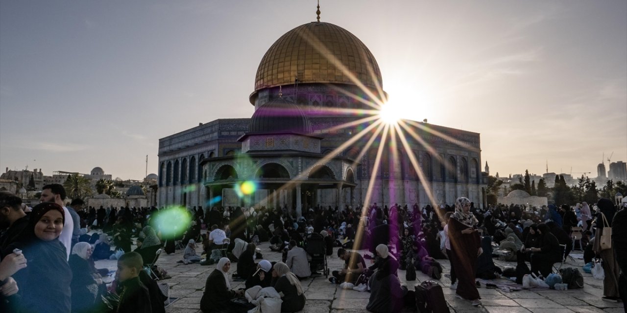 Mescid-i Aksa'da İtikafa Giren Filistinliler Gazze İçin Dua Etti