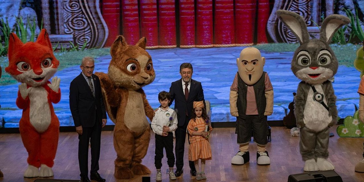 Bakan Yumaklı, Çocuk Müzikali Gala Gösterimini İzledi