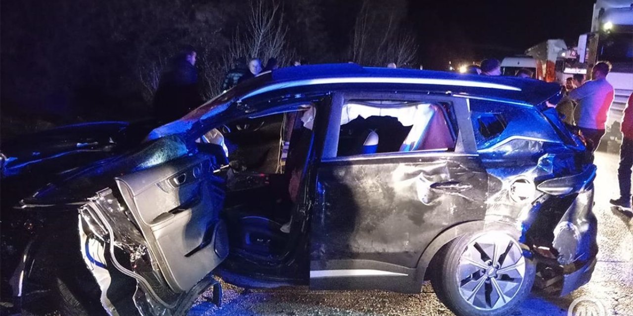 Sivas'ta Yolcu Otobüsü İle Otomobilin Çarpıştığı Kazada 10 Kişi Yaralandı