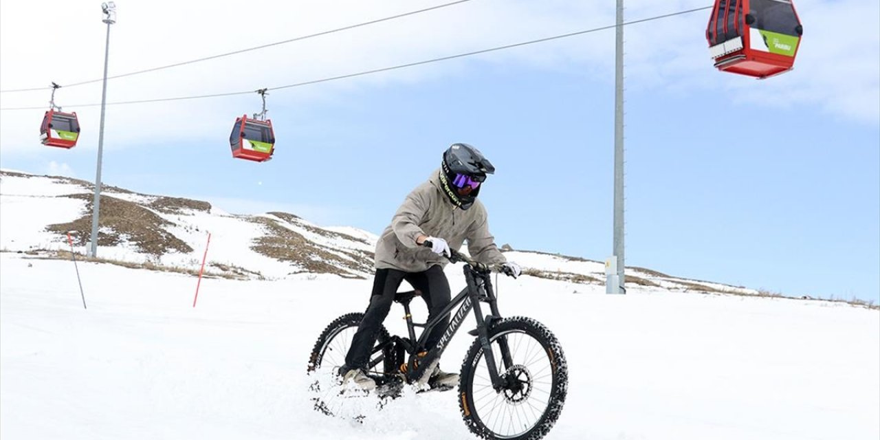 Downhill Sporcuları Erciyes'in Karla Kaplı Pistlerinde Güç Depoluyor