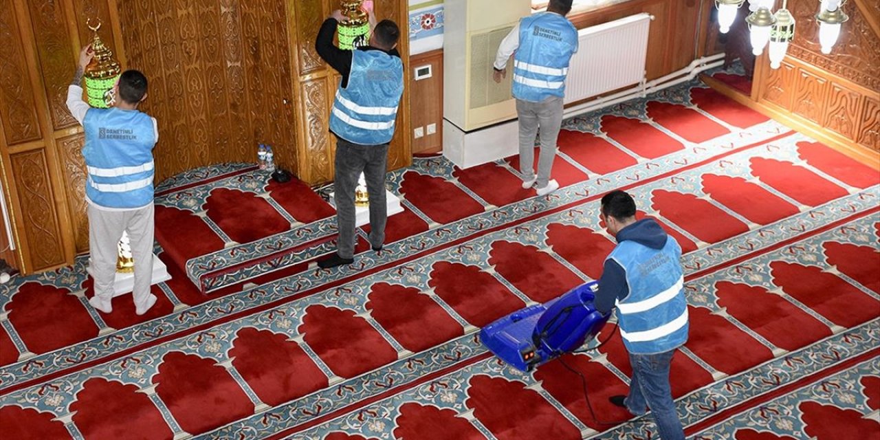 Samsun'da Yükümlüler Camileri Ramazan Bayramı'na Hazırladı