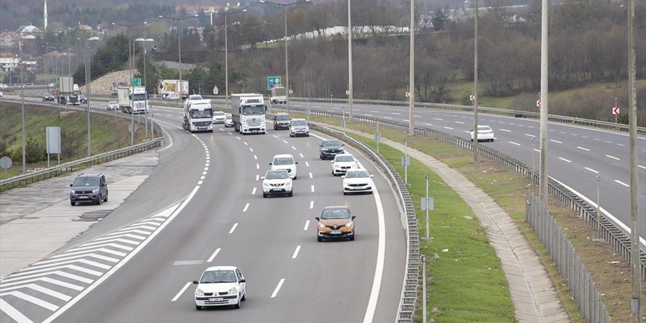 Anadolu Otoyolu'nun Bolu Dağı Kesiminde Bayram Tatili Hareketliliği Kısmen Başladı