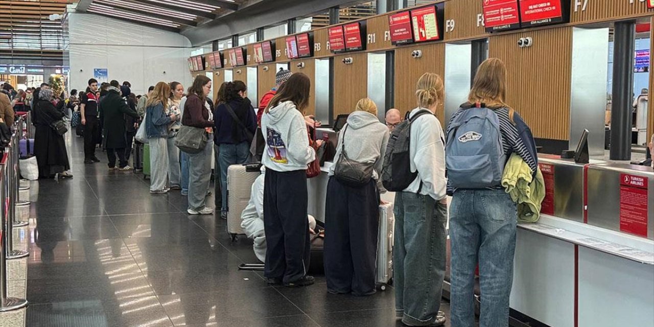 İstanbul'daki Havalimanlarında Bayram Tatili Yoğunluğu Başladı