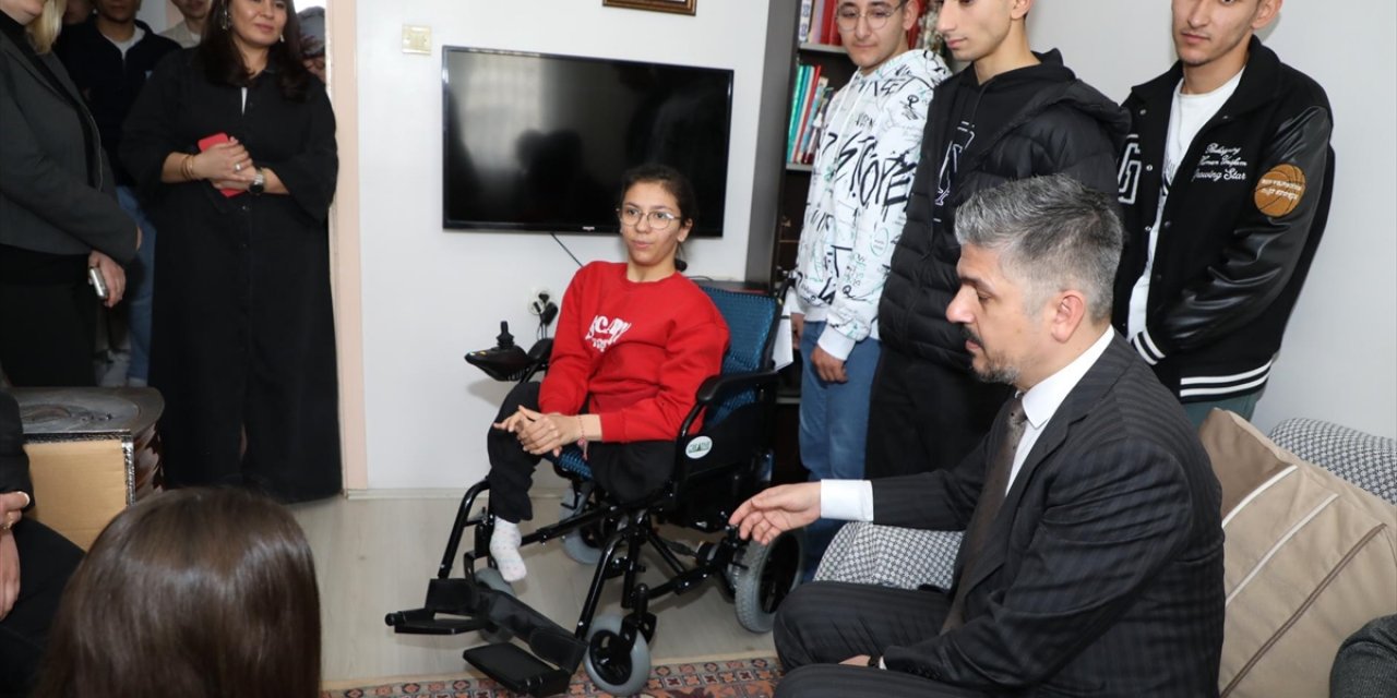 Sınıf Arkadaşları Yürüme Engelli Sinem'e Elektrikli Sandalye Hediye Etti