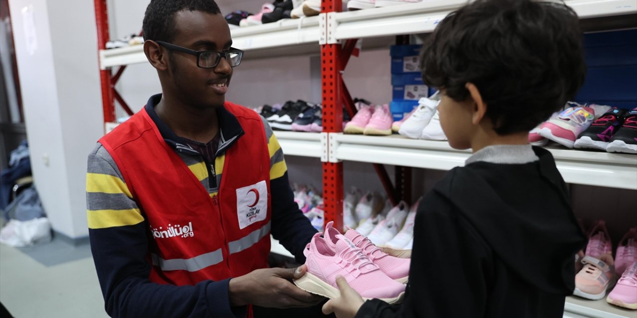 Türk Kızılay Gönüllüsü Yabancı Öğrenciler Yardımları Dağıtmak İçin Bayram Mesaisinde